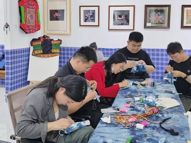 一針一線“繡”春光！黔西南開展布依族刺繡體驗活動