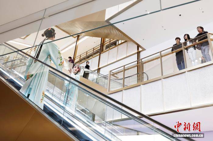 上海白玉蘭戲劇表演藝術獎戲劇嘉年華快閃演出亮相新天地東臺裡