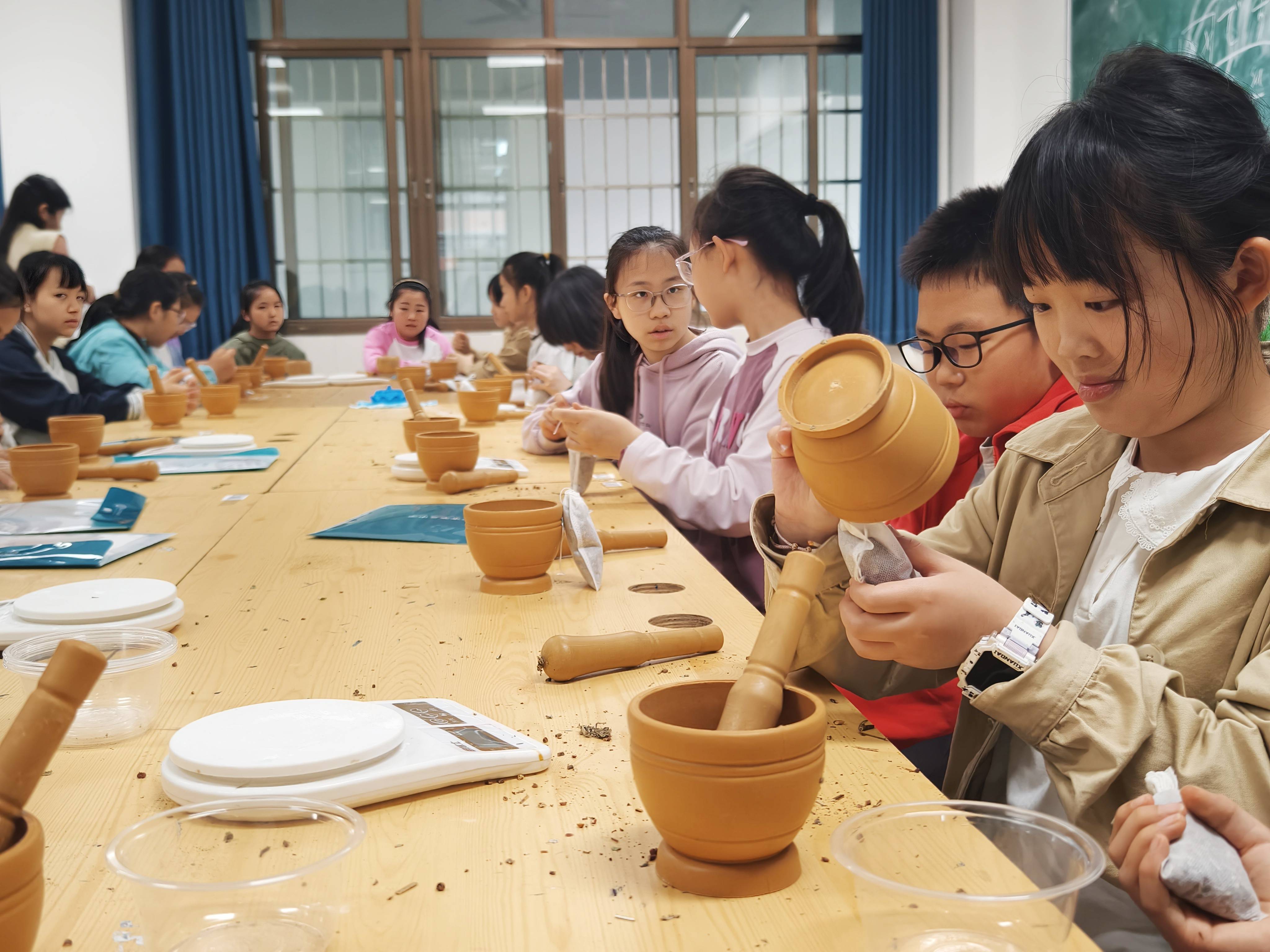 華益中學校園開放日，迎來近1000組準初中生家庭