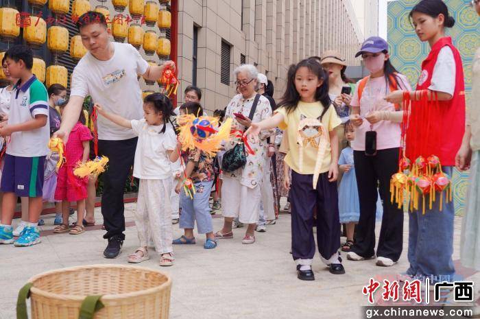 壯錦遇書香 廣西圖書館“三月三”活動解鎖非遺新體驗