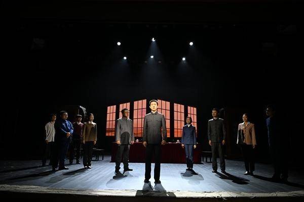 西南大學原創話劇《袁隆平》熱映——“袁隆平學長又回到了我們身邊”