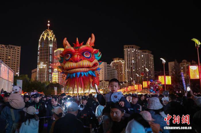 青海西寧河湟文化旅遊季活動啟幕 “火麒麟”吸引民眾打卡