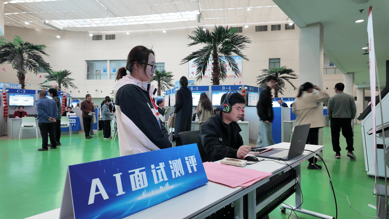 鹽城：“五一”專場招聘會 一站式服務助就業