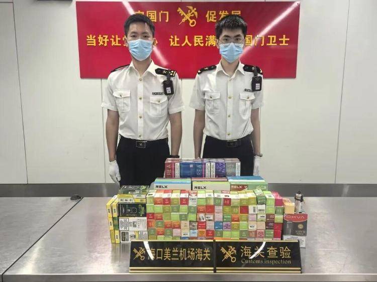 海口海關對1名旅客行李攔截檢查，發現加熱捲菸2000支、電子煙煙液148支、電子煙煙彈69個、煙彈與煙具組合4盒