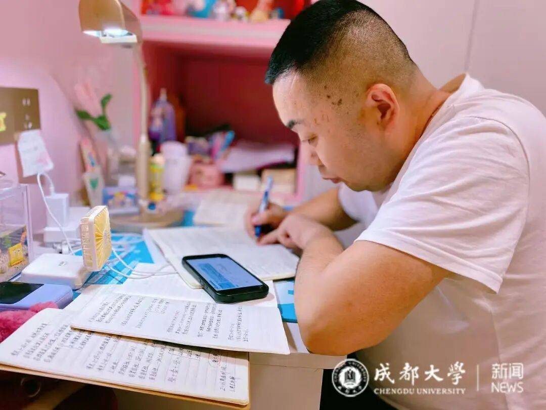 成都大學一41歲宿管老師考研“上岸”雲南財經大學