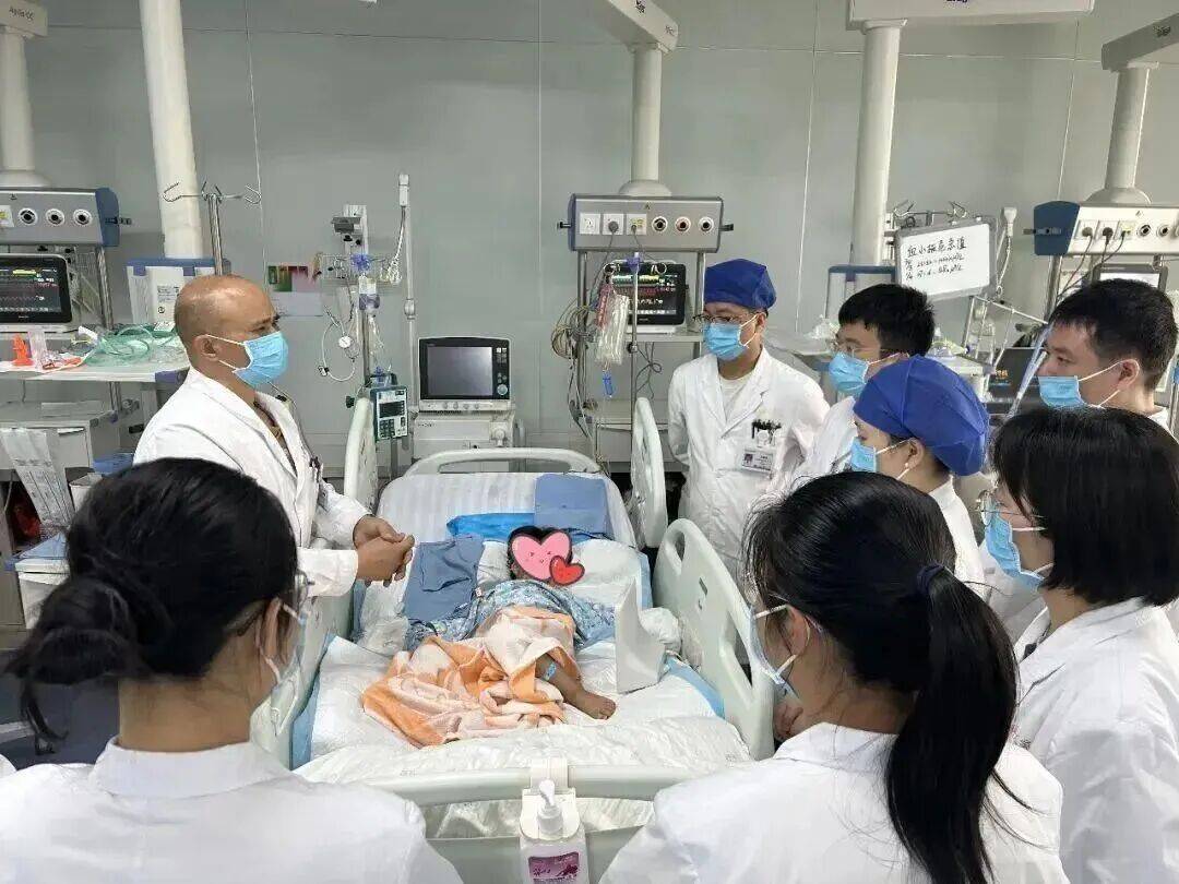 驚險自救！53歲阿姨被眼鏡蛇咬傷，徒手活捉2米毒蛇帶到醫院……