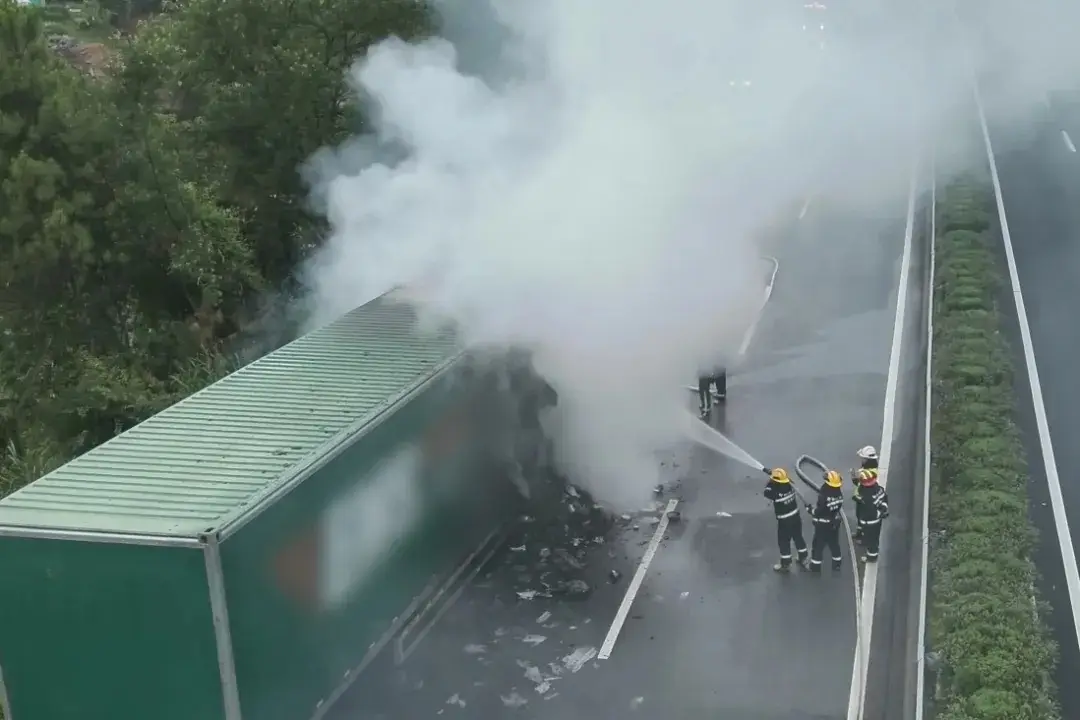 你的快遞可能被燒了！江西境內一快遞貨車著火……