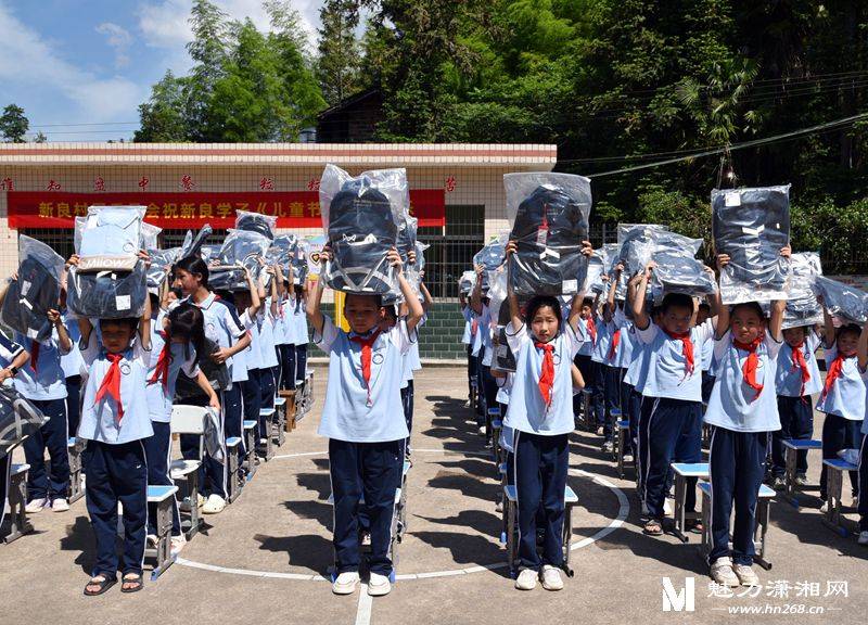 新衣新貌新希望！隆回新良小學學子穿上愛心校服過“六一”