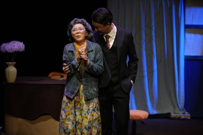 重慶原創話劇《一個獨居女人的三本書》看女性精神成長
