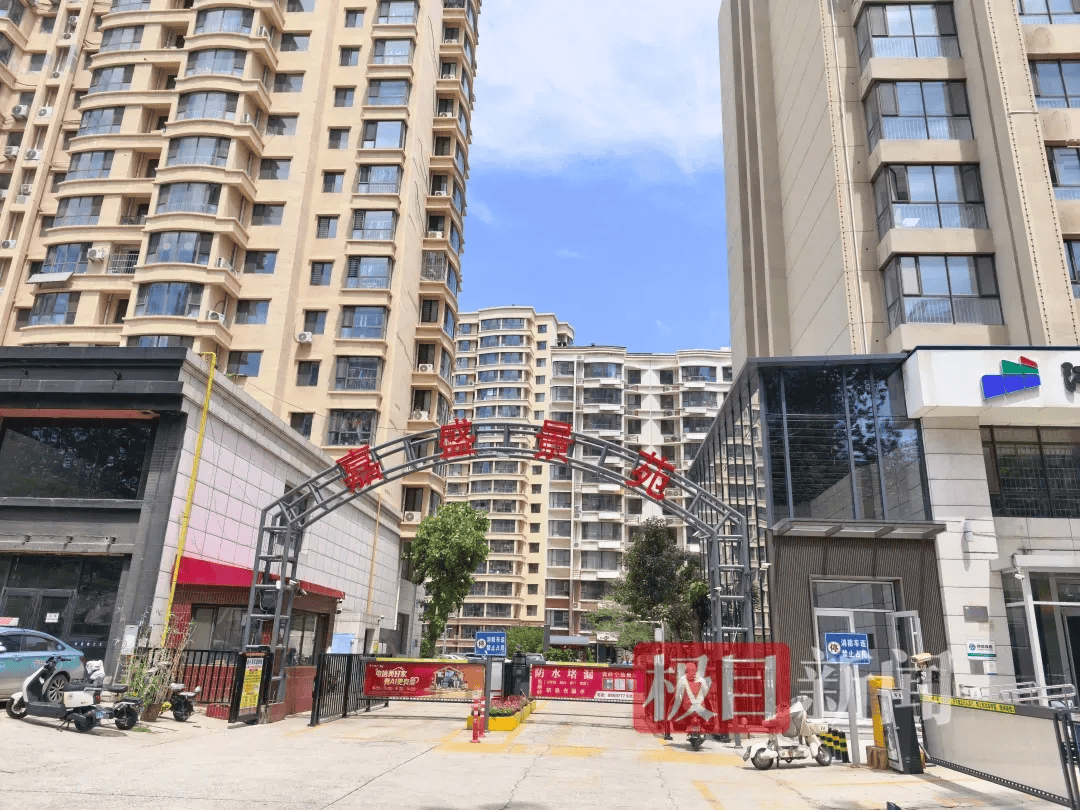 開發商夫妻鬧離婚牽出房產疑雲：19套違建房被罰沒逾10年，政府遲遲收不回，有人仍在出租獲利