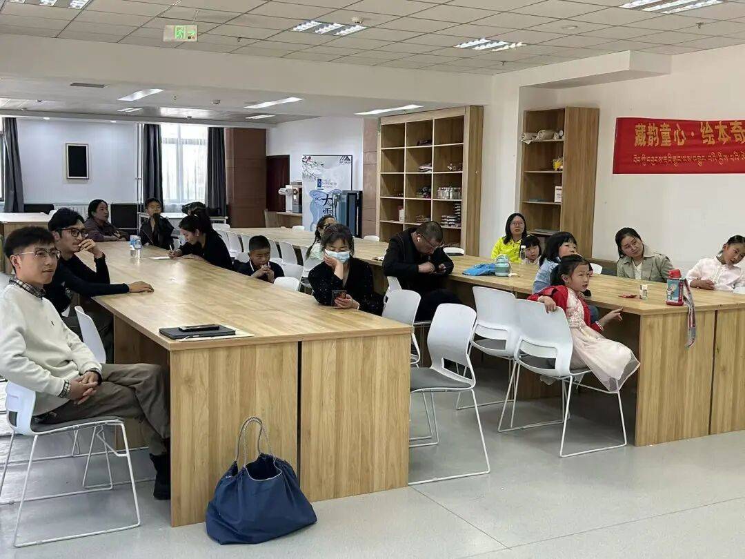 西藏拉薩市圖書館開展藏文書法與國畫親子主題活動