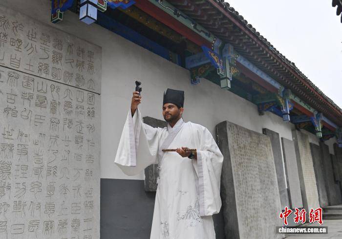 漢服“圈粉”外國留學生：沉浸式體驗東方之美