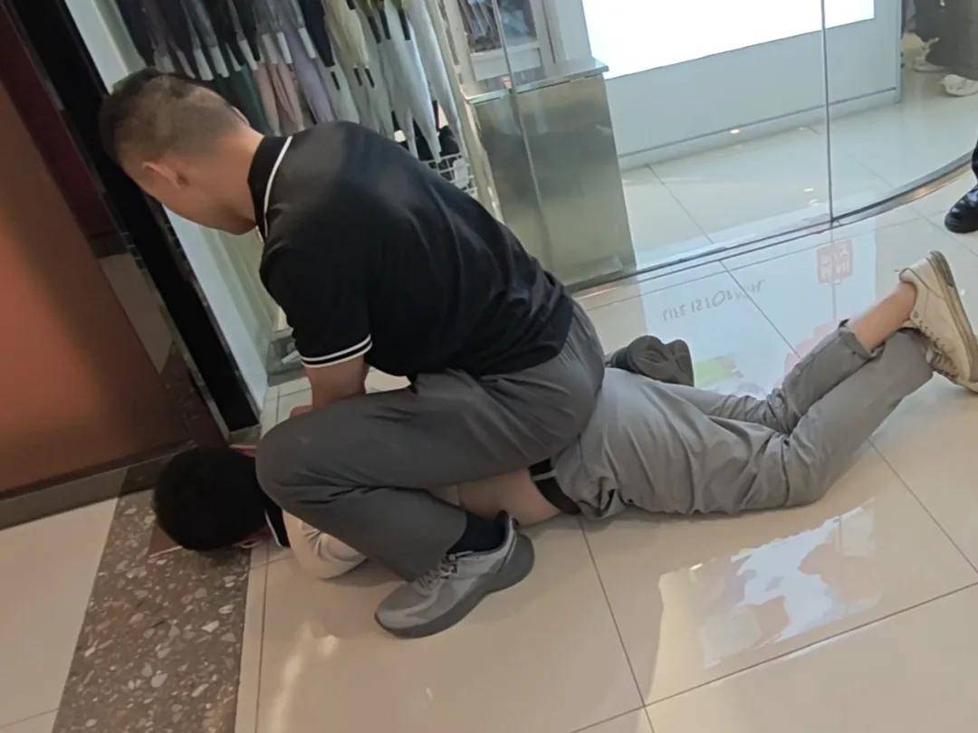 男子偷拍多名穿裙子女性，被休假軍人擒拿