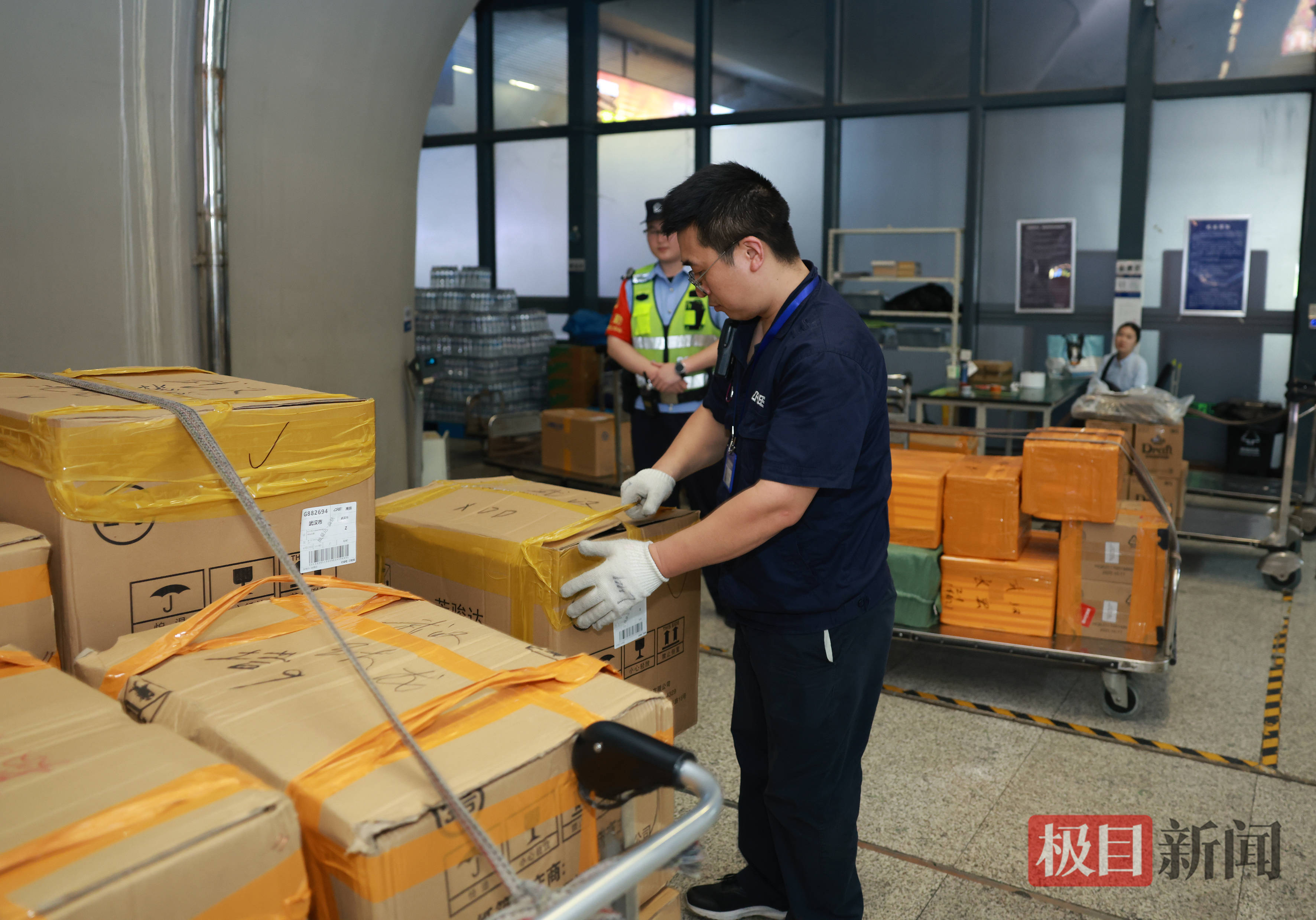 高鐵“快遞小哥”衝刺“618” 鐵路快件派送量迎來峰值