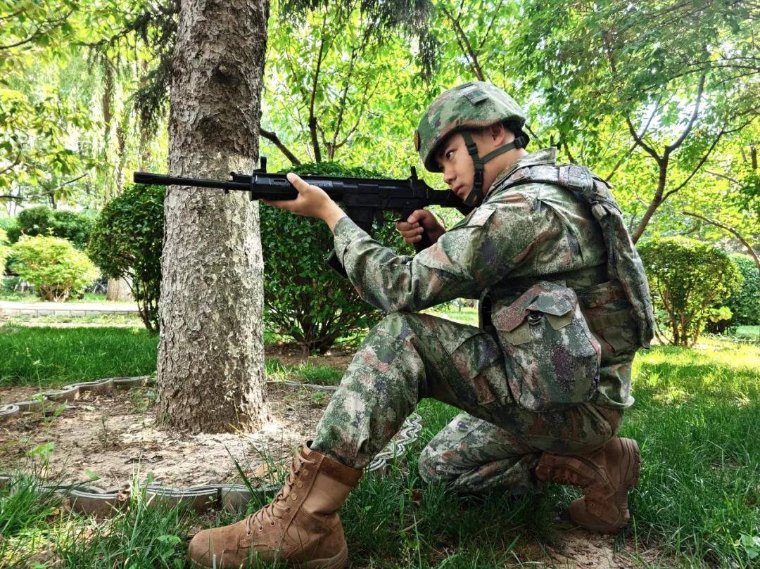 男子偷拍多名穿裙子女性，被休假軍人擒拿