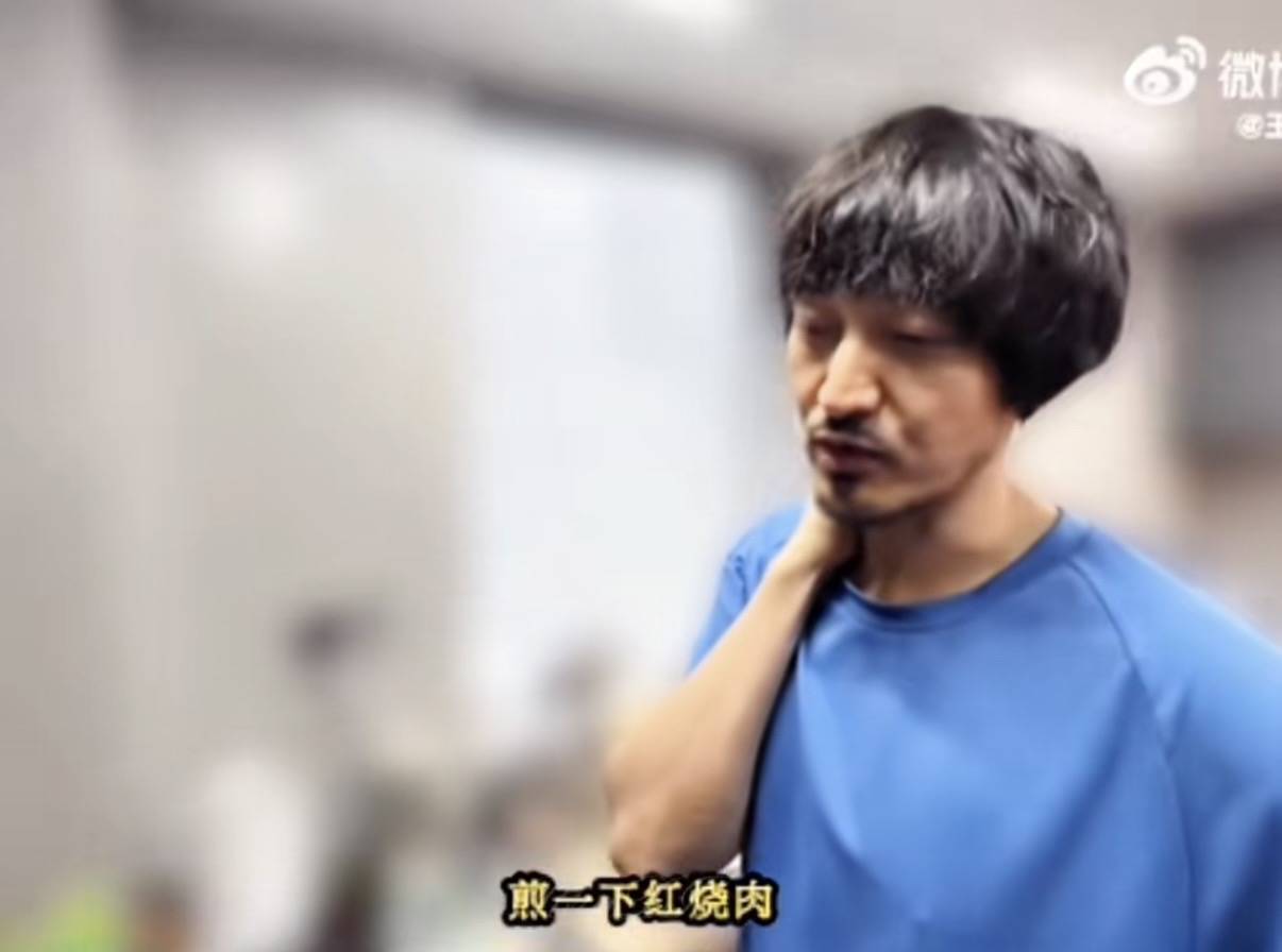 原創27歲王鶴棣定居北京，280平豪宅裝修簡約空蕩，王傳君下廚做6個菜