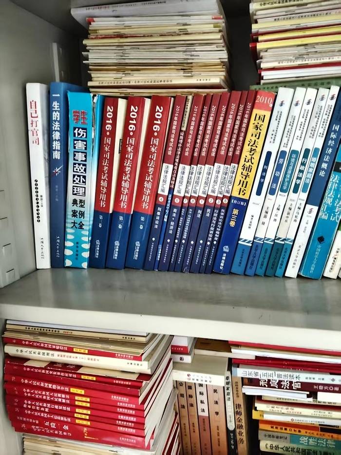 濟南市民40年收藏500本法律書籍，無償捐贈助力自考司法學子