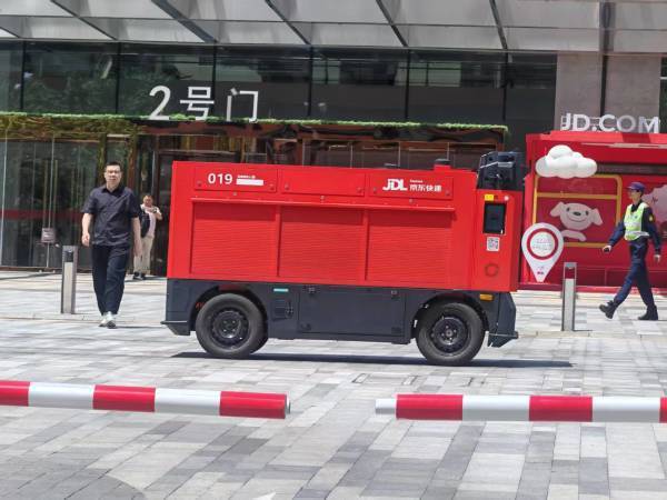 劉強東：未來不需要快遞員，將送70萬快遞員學修機器人