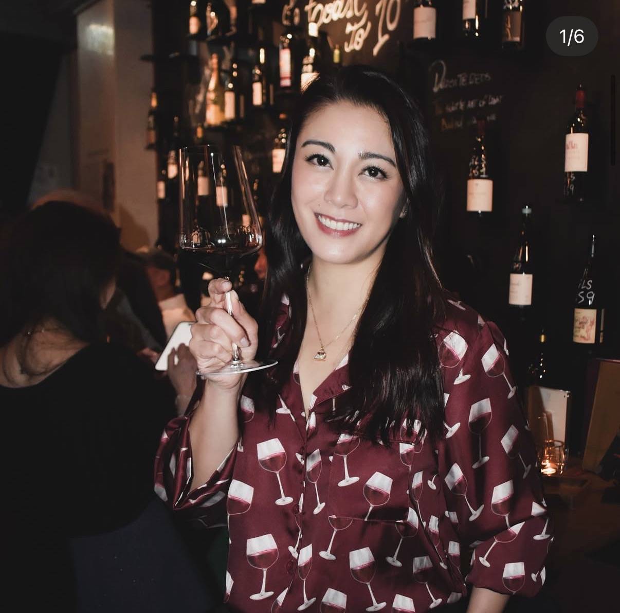 原創47歲廖碧兒新戀情曝光，男方戴眼鏡斯文穩重，兩人入會所有說有笑