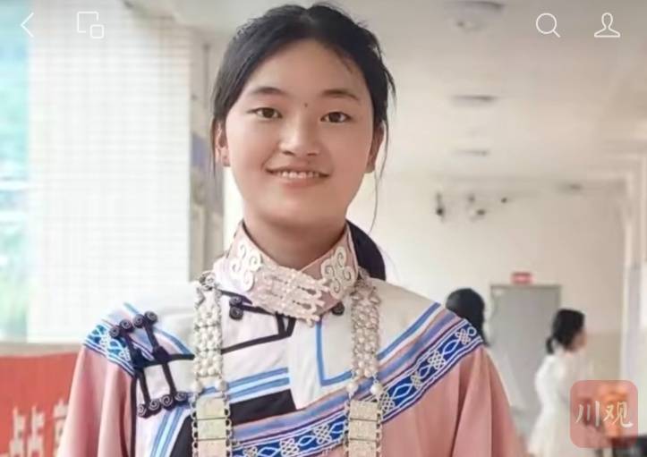 樂山彝族姑娘查分後轉頭先餵豬，心儀武漢大學；武漢大學回應：歡迎報考，學費別愁