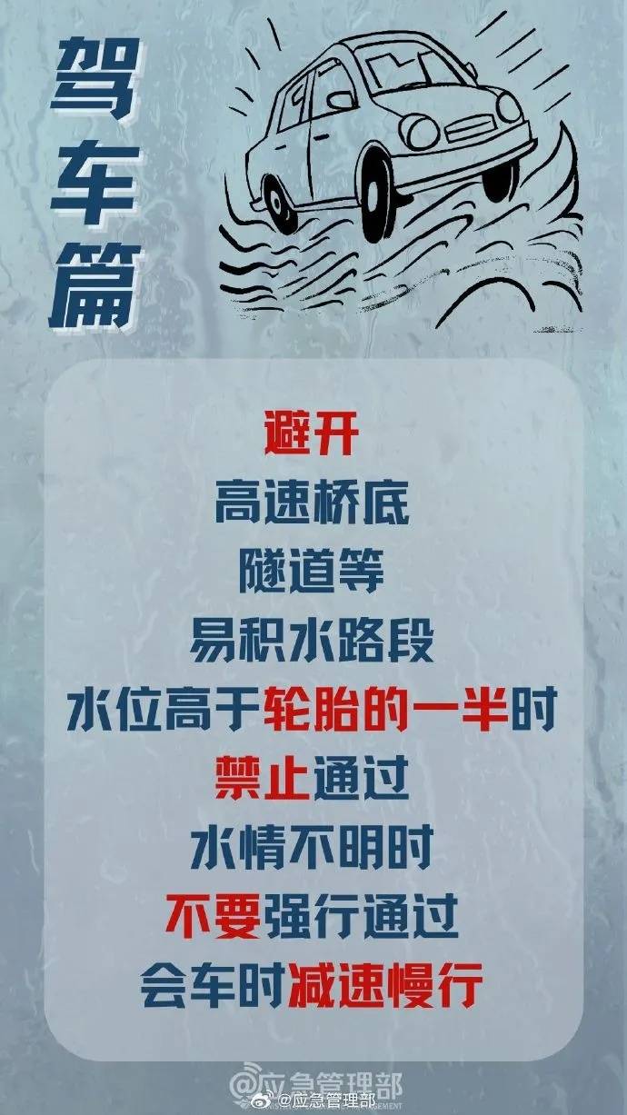 昆明一小區新業主搬家，把車開進了池塘