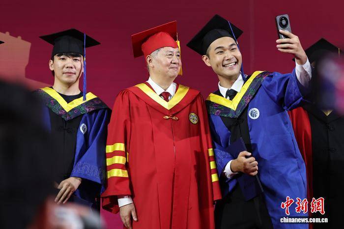 東南大學畢業典禮湧動浪漫與溫情