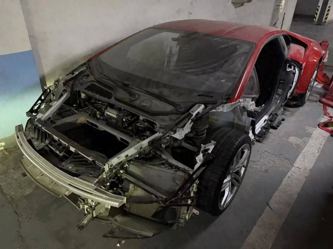 上海嘉定：百萬豪車停在地庫，竟被人“螞蟻搬家式”拆光賣了