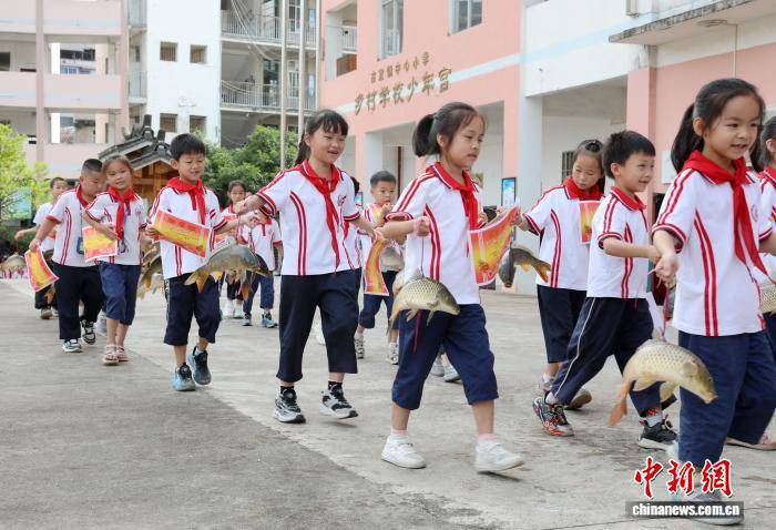 廣西侗鄉一小學期末獎勵“接地氣” 學子喜提豬腳鯉魚