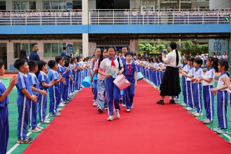 有笑有淚！深圳這所小學1000人合唱《我會等》送別畢業生