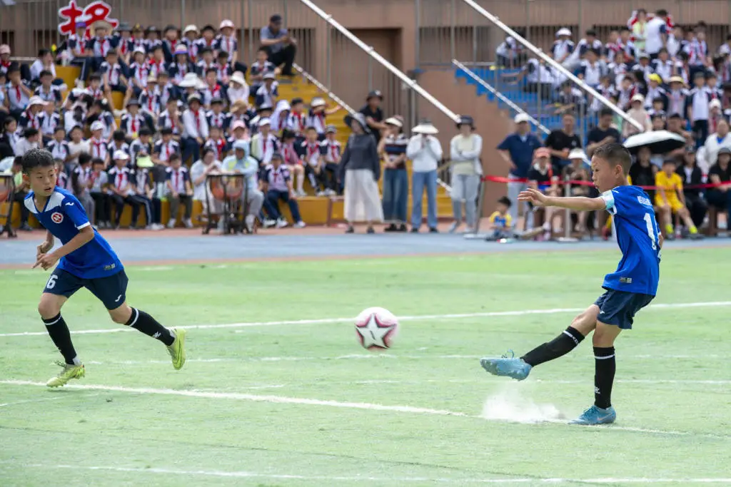 校園足球新勢力④｜把中超“戰術板”搬進小學操場，合肥路小學牽手西海岸青訓，從銅牌到金牌的“三級跳”