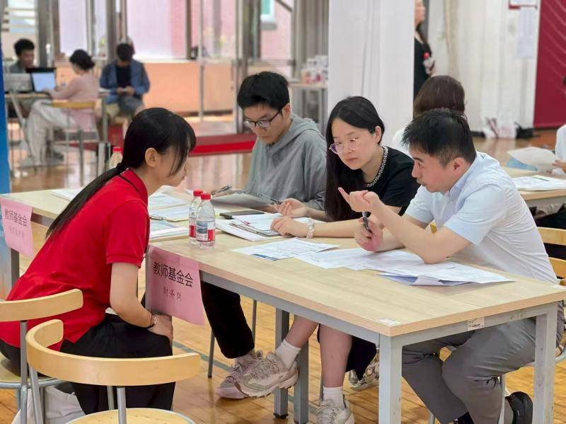 北師大實驗中學舉辦模擬招聘會，近40家企業現場面試