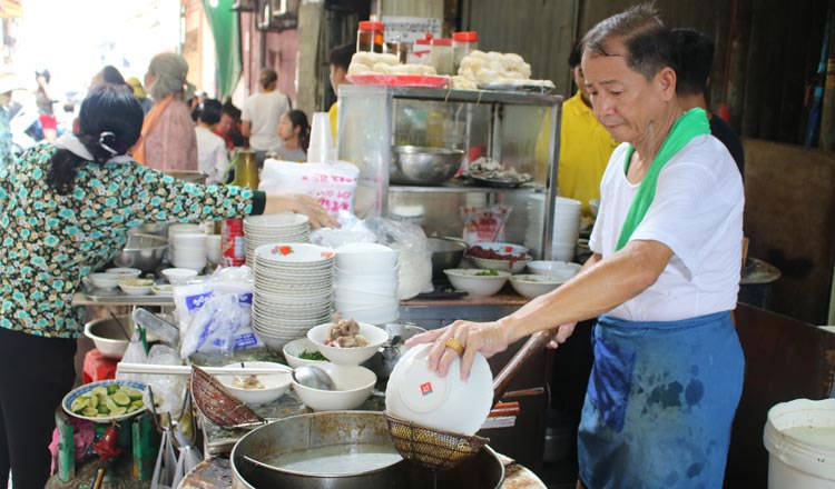 探訪金邊隱藏美食街：烏亞西市場旁的“小巷”