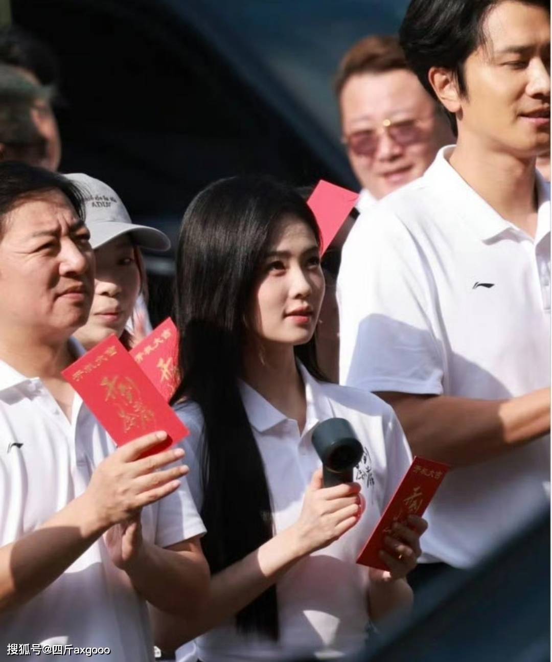 原創女星白鹿開機現場摔倒，自嘲低估舞蹈高度並報平安，堅持參加活動