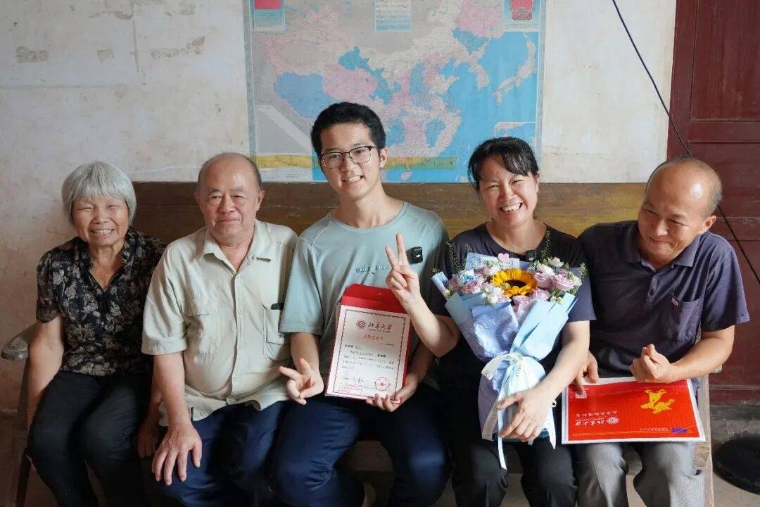 梁錦濱的北京大學錄取通知書，到手了！