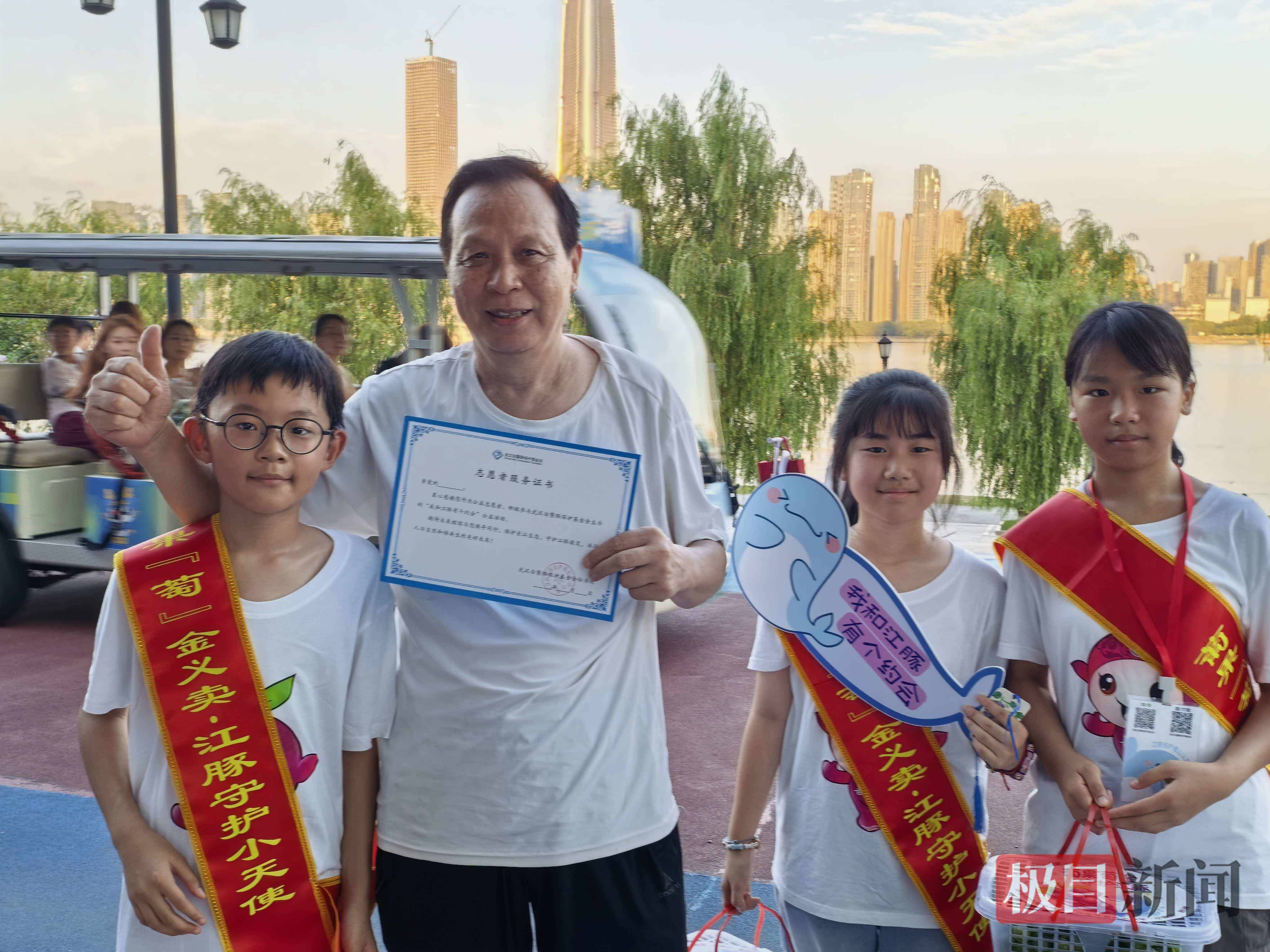 1555.5元愛心款已到賬！武漢小學生用一筐筐葡萄，為江豚“加餐”