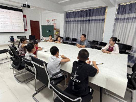 濰坊市文化建設指導員走進古亭街社羣開展軟筆書法公益課堂