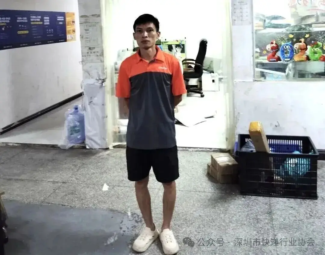 “你要給我錢，那就是打我臉”！深圳快遞小哥，跪地20分鐘救人